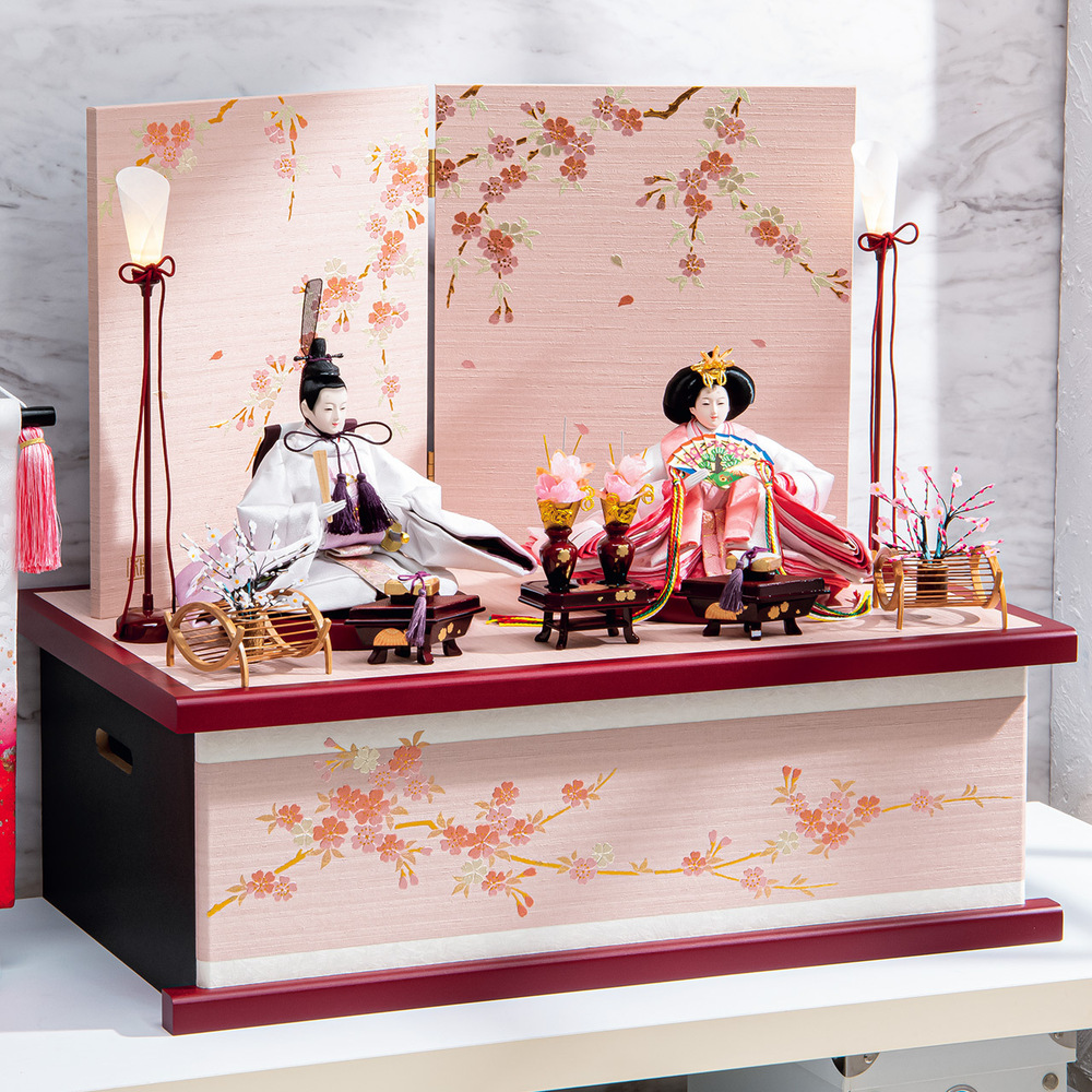 雛人形 コンパクト収納　親王飾りセット【P81204】<br>特殊塗料で美しく仕上げた収納箱に綺麗な桜刺繍のお雛様♪