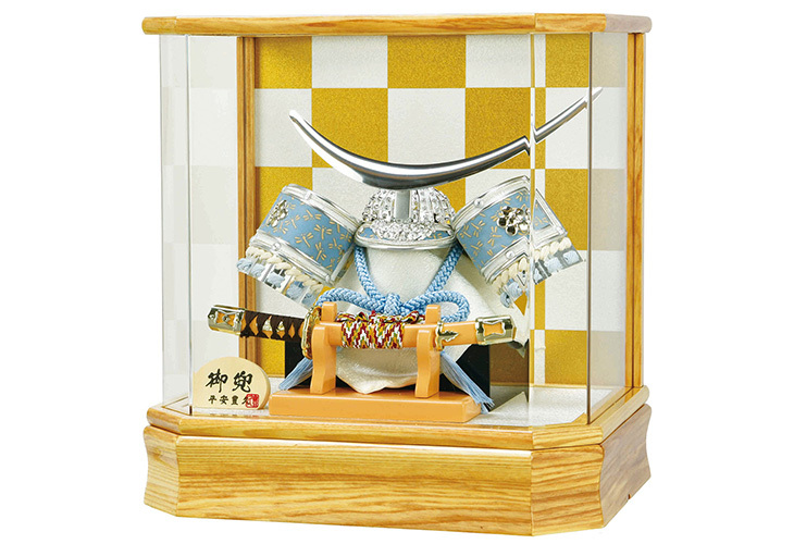 五月人形アクリルケース兜飾りセット【P93216】 水色とシルバーを基調とした豪華な伊達兜を明るい六角ケースにセット♪ 初節句