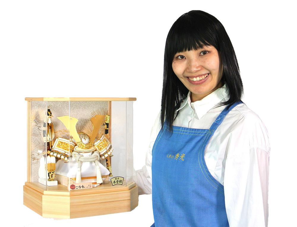 五月人形　アクリルケース飾り【P92221】 白と金を基調にした兜に、木曽檜を贅沢に使用したケース飾り♪初節句
